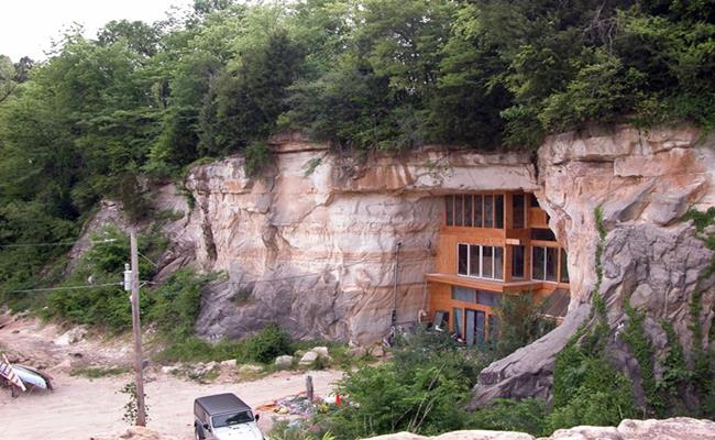 Sleeper Cave House cũng là 1 công trình kiến trúc tuyệt đẹp nằm trong một mỏ đá sa thạch rộng 17.000 mét vuông ở Festus, Missouri. Dù có diện tích rộng nhưng ngôi nhà này chỉ có 3 phòng ngủ.
