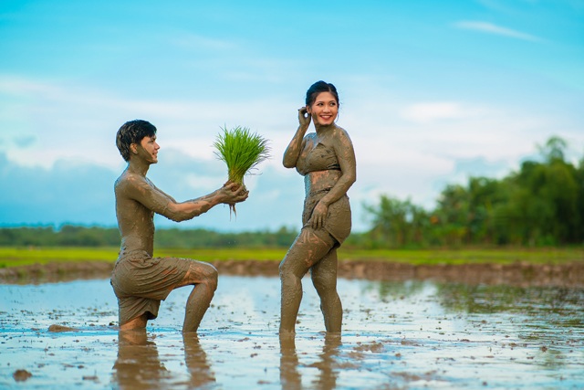 Cô dâu chú rể đằm mình dưới bùn chụp ảnh cưới, bất ngờ hơn khi biết lý do - 3