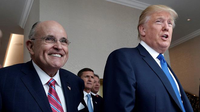 Tổng thống Donald Trump và luật sư cá nhân Rudy Giuliani. Ảnh: Reuters