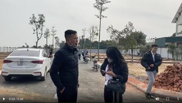 Nhà đầu tư cá nhân "tranh thủ" xem đất phân lô tại xã Phú Cát, huyện Thạch Thất, Hà Nội.