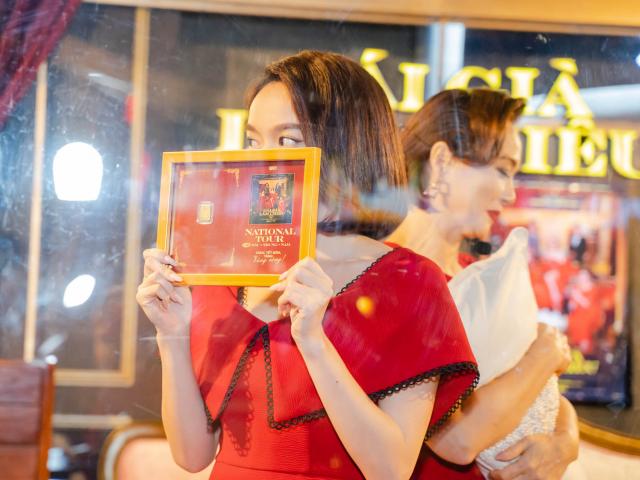 Đời sống Showbiz - Ê-kíp "Gái già lắm chiêu" tặng vàng ròng 9999 cho khán giả