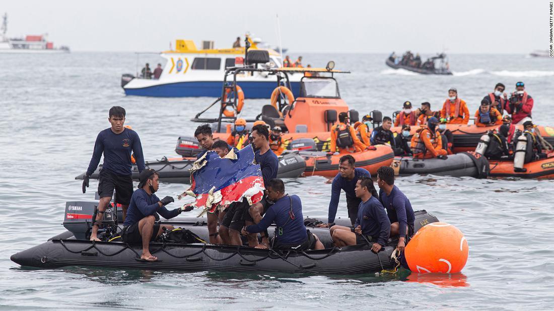 Tìm kiếm thi thể người gặp nạn sau vụ máy bay của Indonesia rơi xuống biển (ảnh: CNN)