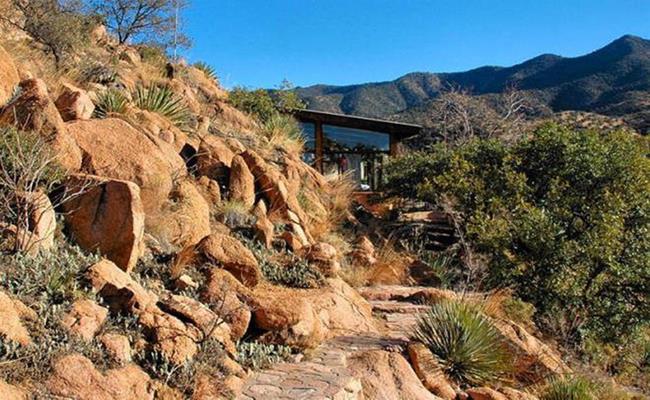 Chulo Canyon Cave House là một ngôi nhà “hang động” nằm trong núi Mule thuộc  Bisbee, bang Arizona (Mỹ). Tổng diện tích của ngôi nhà này lên đến 37 hecta.
