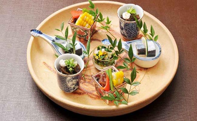 Trong một lần đi ăn ở Kamikatsu, Yokoishi đã bắt gặp những chiếc lá quen thuộc của thônlàng được dùng để trang trí các đĩa sushi vô cùng bắt mắt.
