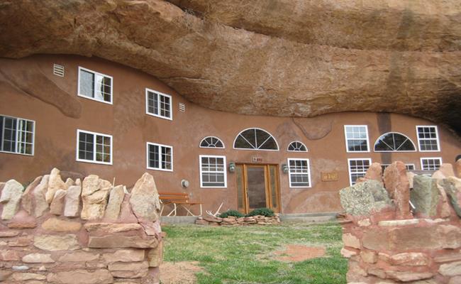 Căn nhà tuyệt đẹp Cave Palace Ranch ở tiểu bang Utah (Mỹ) được xây dựng phía bên trong một hang đá tự nhiên màu đỏ, diện tích hơn 110 hecta.
