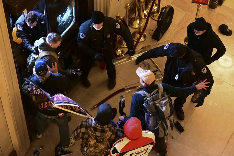 Người biểu tình đột nhập vào Điện Capitol Hoa Kỳ vào ngày 6/1. (Nguồn: Bloomberg)