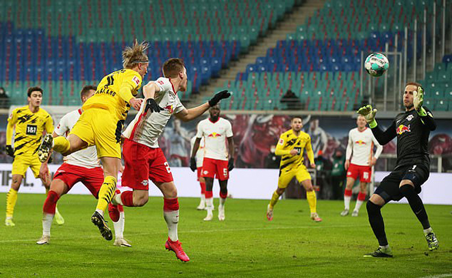 Erling Haaland có bàn thắng đầu tiên trong năm 2021&nbsp;bằng pha đánh đầu tung lưới RB Leipzig