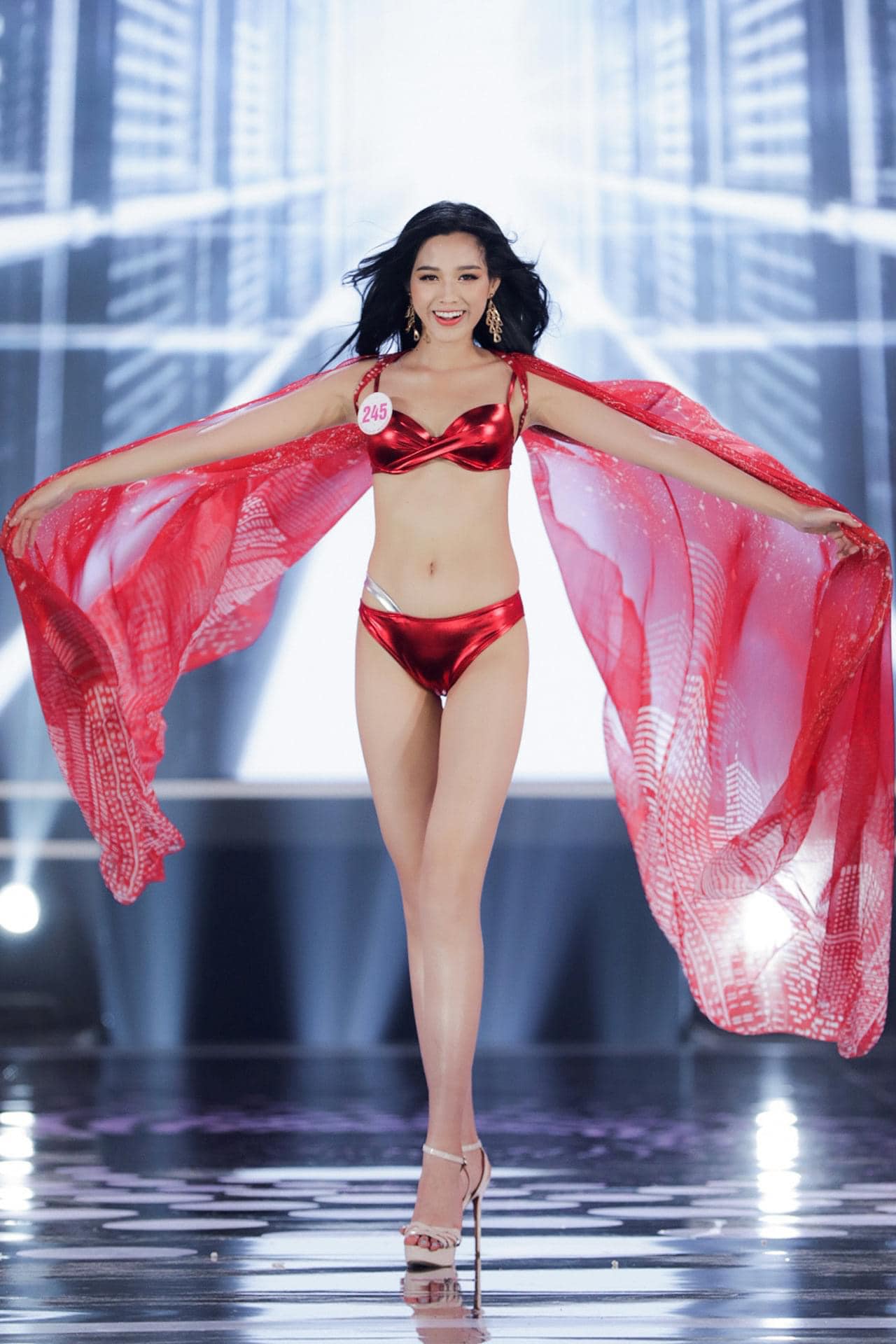 Hoa hậu Đỗ Thị Hà cũng có "điểm chết" vóc dáng khó che giấu - 4