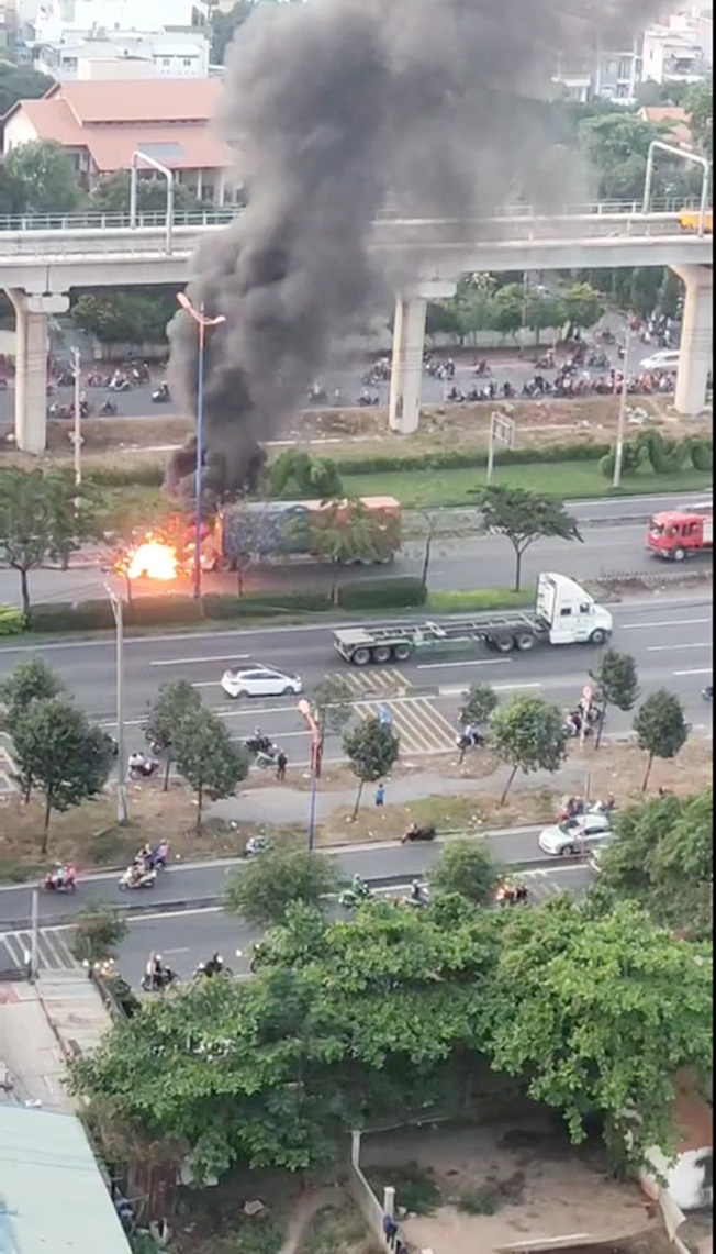 Xe container bốc cháy dữ dội trên xa lộ Hà Nội