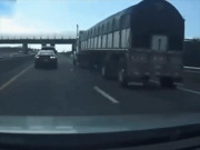 Tin tức ô tô - Video: Tài xế xe con &quot;trả thù&quot; khi bị xe tải ép không cho vượt trên cao tốc