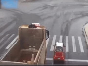 Tin tức ô tô - Clip: Xe con chen lấn, tạt đầu xe tải và cái giá phải trả &quot;cực đắt&quot;