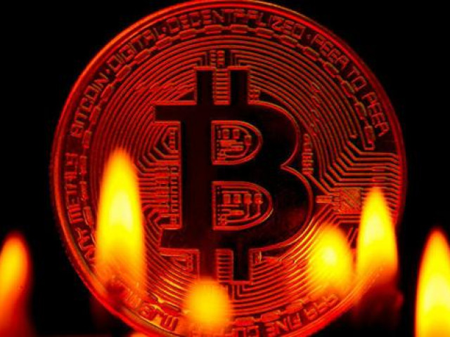 Kinh doanh - Bitcoin về gần 33,900 USD, hơn 170 tỷ USD bị ‘thổi bay’ khỏi thị trường tiền ảo