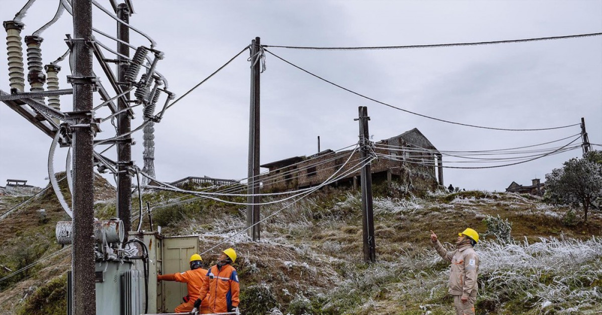 Tin tức trong ngày - Thợ điện chống chọi băng tuyết trên Mẫu Sơn