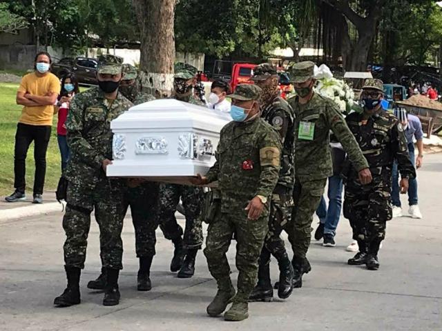 Nữ tiếp viên Philippines xinh đẹp tử vong: Quân đội có mặt trong tang lễ làm gì?