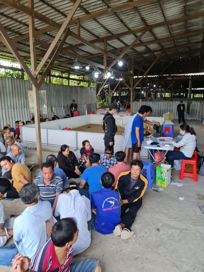 Nhiều phụ nữ cũng tham gia sát phạt. Ảnh: Công an Cần Thơ