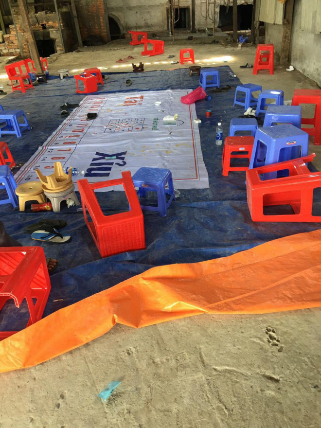 Hiện trường các đối tượng lắc tài xỉu bị công an triệt phá. Ảnh: Công an Cần Thơ