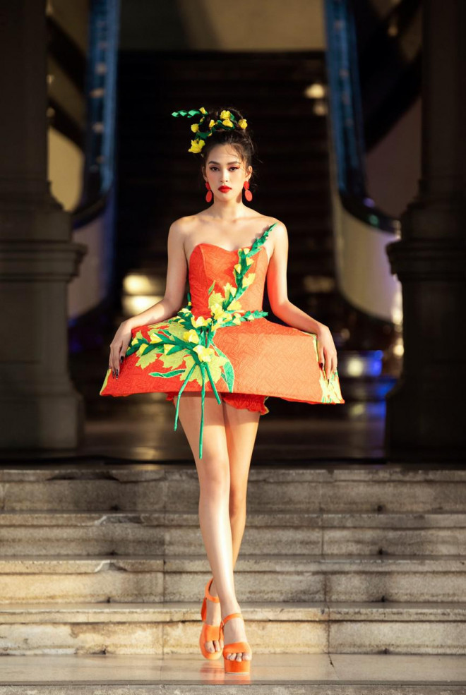 Hoa hậu Tiểu Vy diện váy dáng phồng lạ mắt, khoe chân dài cực gợi cảm trên sàn catwalk - 1
