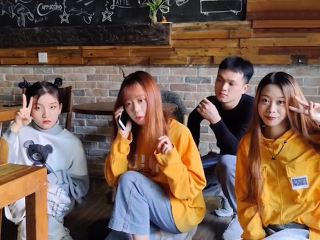 Clip hài hước - Cô gái ngơ ngác khi tự nhiên bị biến thành "trò cười" chỗ đông người