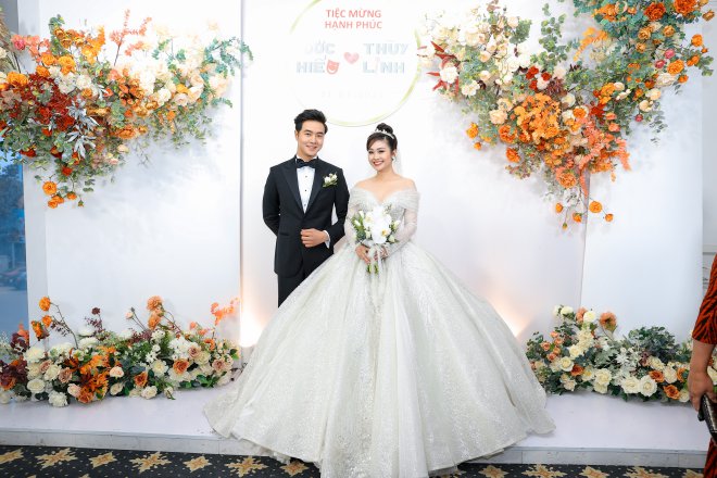 Tối ngày 11/1, MC Thuỳ Linh và diễn viên Đức Hiếu tổ chức lễ cưới tại một khách sạn sang trọng ở Hà Nội.&nbsp;