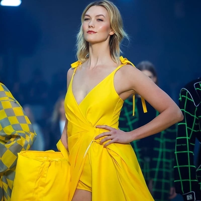 Karlie Kloss sở hữu chiều cao nổi bật là 1m88, người đẹp được mệnh danh là một trong những 'thiên thần nội y' hàng đầu của Victoria's Secret. 
