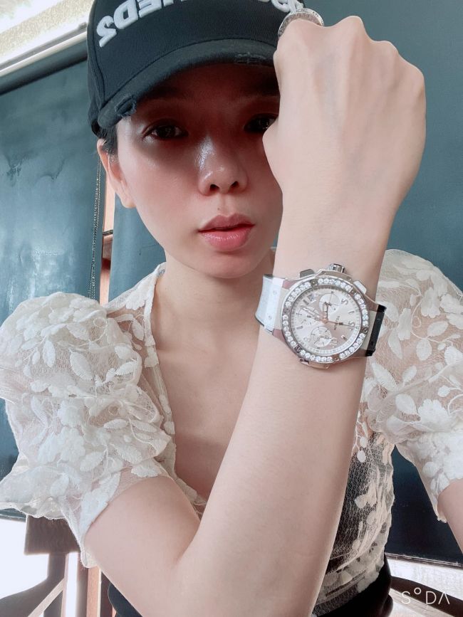 Lệ Quyên đăng tải bức ảnh mặt mộc với làn da láng mịn. Tuy nhiên, nhiều bạn bè và người hâm mộ nhận ra cô đã tậu chiếc đồng hồ mới từ thương hiệu nổi tiếng.
