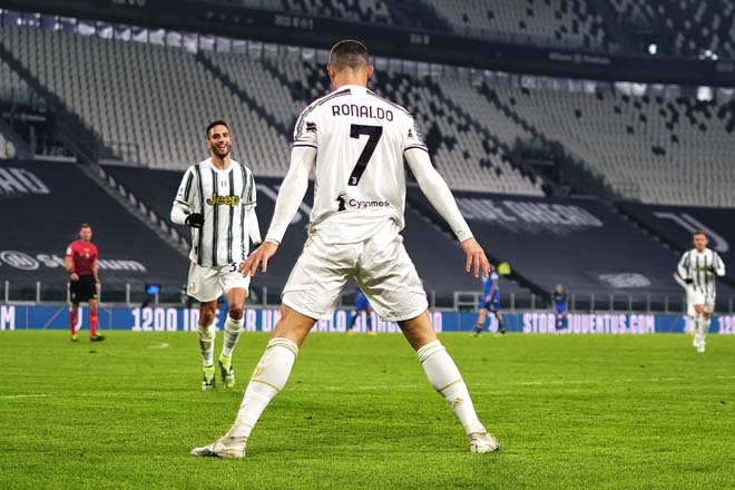 Ronaldo lập công trước Sassuolo và ăn mừng ngạo nghễ