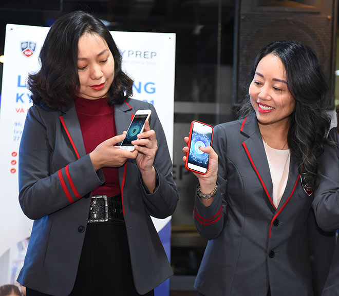 BGH nhà trường ấn nút khởi động năm học mới