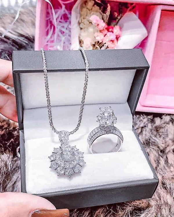 Các sản phẩm trang sức đều được làm trên máy, đồng đều về chất lượng, giữ được độ tinh xảo vốn có, tạo nên sự đẳng cấp và cá tính riêng.
