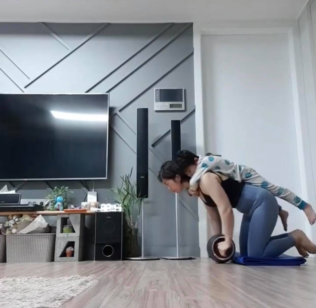 Một số những người phụ nữ làm công việc nội trợ ở Hàn Quốc cũng không có kinh tế quá dư dả để bỏ ra 200.000-300.000 won cho một buổi tập.