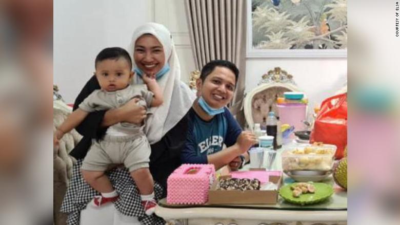 Cặp đôi&nbsp;Rizki Wahyudi và&nbsp;Indah Halimah Putri cùng con nhỏ 7 tháng tuổi.