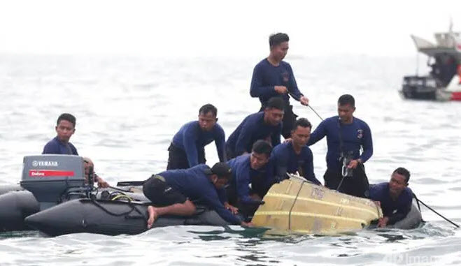 Đội cứu hộ Indonesia trục vớt mảnh vỡ máy bay.