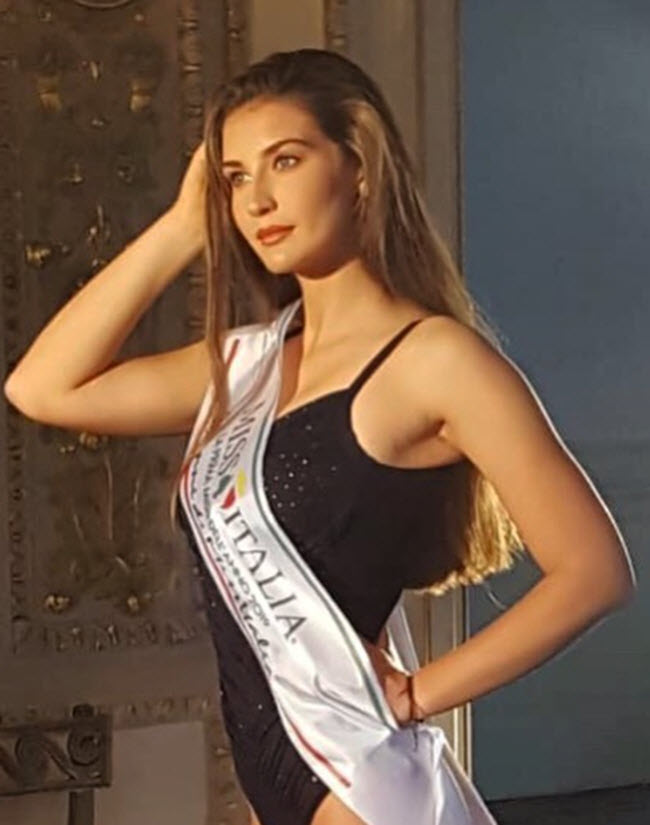 Giovanardi vốn là hoa hậu thực sự. Năm 2019, cô giành ngôi &#34;Hoa hậu đầu tiên trong năm&#34; của Italia.
