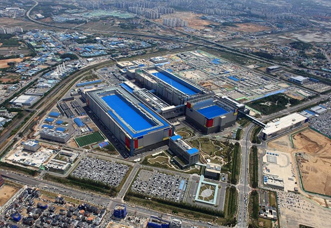 Dù vậy, hiện tại trên thế giới chỉ có hai nhà sản xuất duy nhất có thể ổn định tạo ra được chip mang tiến trình 5nm là Samsung và TSMC (Đài Loan). Trong ảnh là dây chuyền sản xuất đặt tại Pyeongtaek của Samsung.