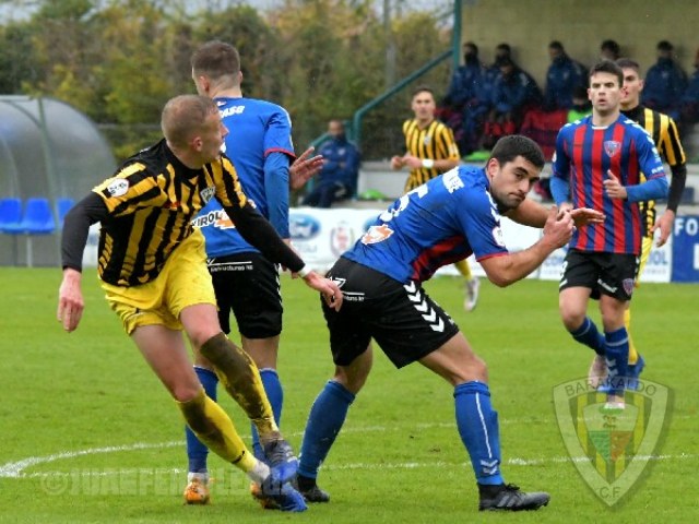 Bóng đá - Kỳ lạ trận đấu 4 bàn thắng, 4 thẻ đỏ: Cầu thủ vào sân 7 phút bị đuổi luôn