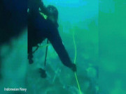 Thế giới - Video: Hình ảnh đầu tiên về mảnh vỡ dưới biển của máy bay Indonesia chở 62 người rơi