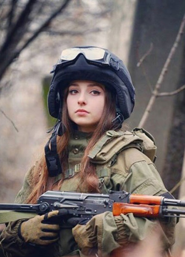 Son môi và súng trường Kalashnikov được coi là vật bất ly thân của các nữ quân nhân trong Quân đội Nga.
