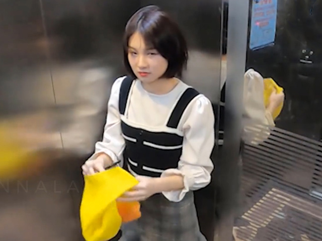 Cười 24H - Màn troll trong thang máy cực thốn khiến cô gái xấu hổ muốn "độn thổ"