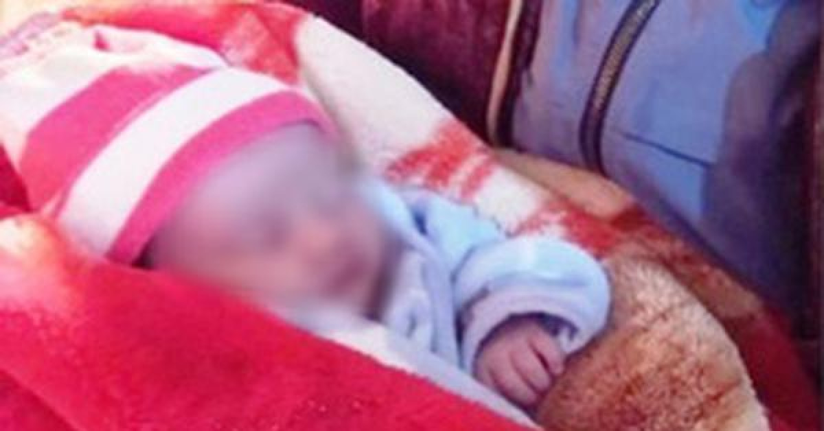 Tin tức trong ngày - Bé gái sơ sinh bị bỏ rơi trong đêm rét buốt 10 độ C với dòng chữ mẹ có lỗi với con