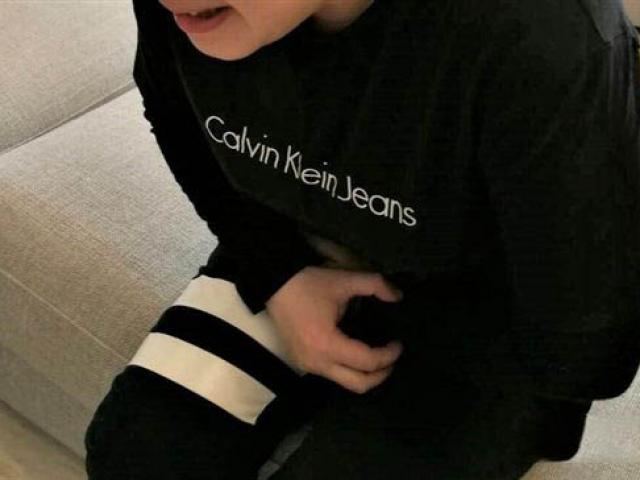 Sức khỏe đời sống - Trời lạnh, lười uống nước, bé 9 tuổi đau bụng không đi lại được