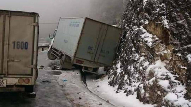 Đường đèo dốc lên các tỉnh phía bắc đang bị băng tuyết bao phủ khiến nhiều xe mất lái, đổ vào vách núi