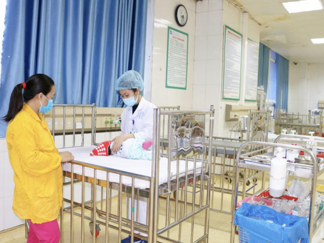 Sức khỏe đời sống - Trẻ ngừng thở phải cấp cứu do cha mẹ "bơm" nước muối sinh lý rửa mũi