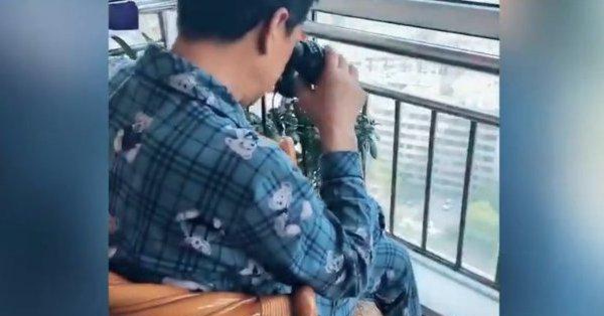 Bạn trẻ - Cuộc sống - Cháu gái đi mẫu giáo, ông nội hôm nào cũng ngồi ban công làm điều này