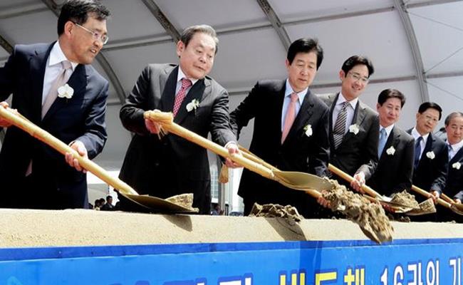 Sau khi Lee Byung-chull qua đời năm 1987, con trai thứ ba của ông - Lee Kun-hee tiếp quản cơ nghiệp của gia đình, đưa Samsung trở thành một trong những tập đoàn hàng đầu thế giới.&nbsp;
