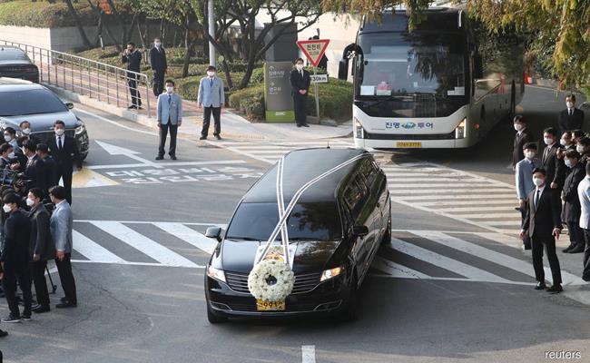 &nbsp;Tháng 10/2020, ông Lee Kun-hee qua đời sau nhiều năm nằm viện vì bệnh tim, để lại tập đoàn cho thế hệ thứ ba nhà họ Lee - gồm con trai duy nhất Jay Y. Lee và hai con gái.
