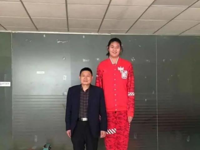 Thể thao - Choáng làng bóng rổ nhiều "khổng lồ": Cô bé 13 tuổi, cao 2m26 gần bằng Yao Ming