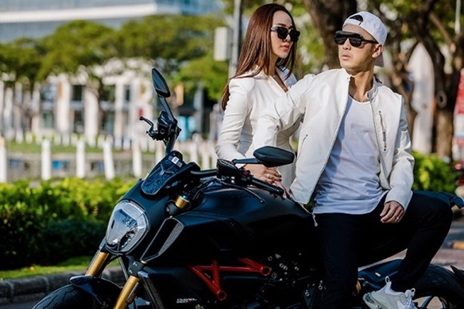 Là một người mê tốc độ, Ưng Hoàng Phúc vô cùng chịu chi cho sở thích xe cộ tốn kém. Nhiều năm qua, anh đã sở hữu hàng loạt siêu mô tô đắt đỏ với giá dao động lên đến hàng trăm triệu đến vài tỷ.

