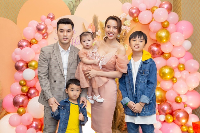 Sau gần 20 năm hoạt động nghệ thuật, Ưng Hoàng Phúc không những có cho mình sự nghiệp thành công. Ngoài ra, tổ ấm hạnh phúc bên cạnh bà xã - người mẫu Kim Cương và ba cậu con trai đã khiến nhiều người ngưỡng mộ.
