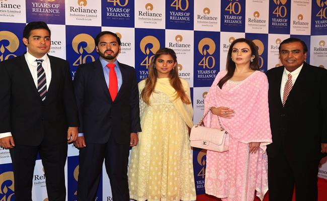 Gia đình tỷ phú Ambani là gia tộc giàu nhất châu Á. Họ là người đứng sau đế chế công nghiệp Reliance Industries với khối tài sản 74,3 tỷ USD và khoảng 195.000 nhân viên.
