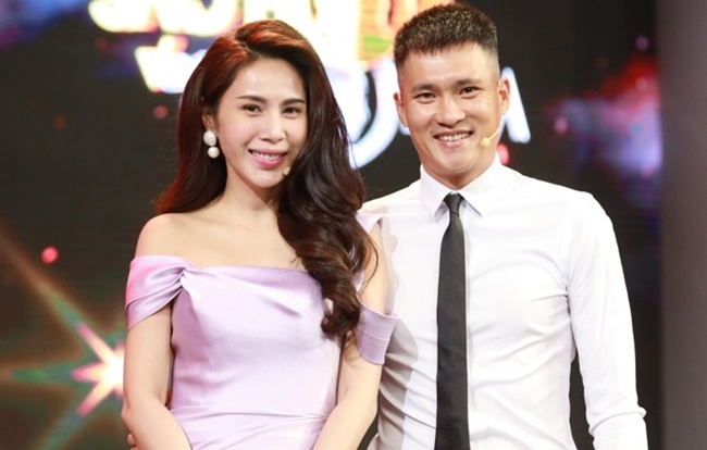 Có mặt tại một show truyền hình vào năm 2017, Công Vinh đã không ngần ngại thừa nhận mỗi khi ra ngoài, anh đều phải xin tiền vợ. Chi tiêu bao nhiêu ngân hàng cũng sẽ báo về điện thoại của nữ ca sĩ.
