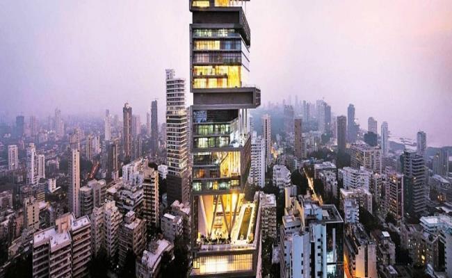 Gia đình Ambani sở hữu căn nhà 27 tầng tại Mumbai, đây được cho là tư dinh đắt nhất thế giới.
